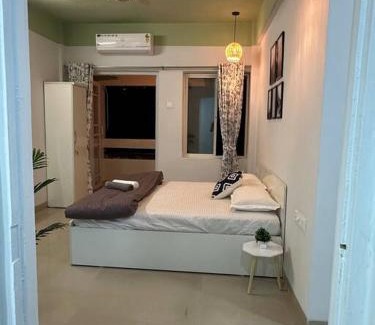 Koregaon Park Apartamento | Ozone Pvt Studio Apt with Balcony in Koregaon Park Near Osho Ashram