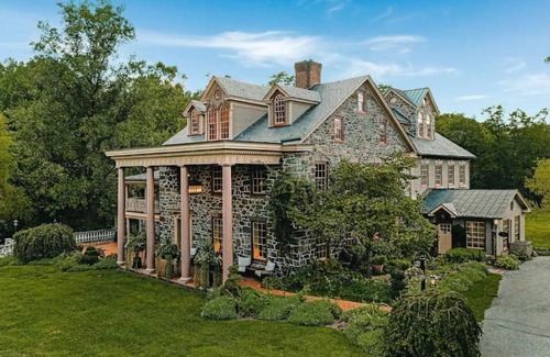 Elizabethtown Casa | P.T. Barnum Suite | Romantic Moonstone Manor B&B