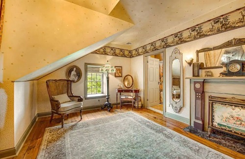 Elizabethtown Casa | P.T. Barnum Suite | Romantic Moonstone Manor B&B