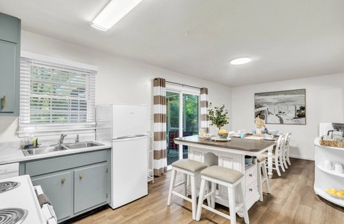 Garden City Casa | Near River St & Forsyth | Screened Porch, Big Yard
