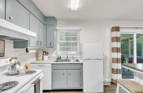Garden City Casa | Near River St & Forsyth | Screened Porch, Big Yard