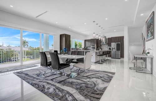 Coury Casa | P70 - Stunning 5 bed, 5 bath home with dockage and