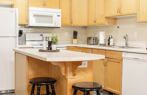 Moorhead Casa | Pet Friendly I King Bed I 75" Smart TV I Fenced Yard