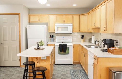 Moorhead Casa | Pet Friendly I King Bed I 75" Smart TV I Fenced Yard