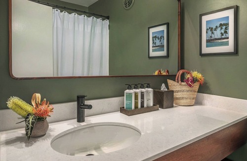 Historic Kailua Village Hotel | PACIFIC 19 Kona
