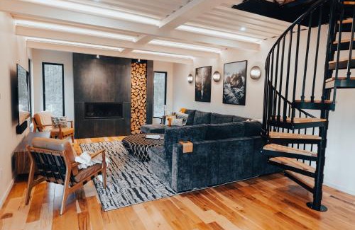 Monroe Casa | Pacific Bin - Hot Tub, Secluded Forest Getaway