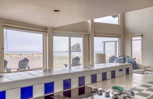 Kiwanda Shores Casa | Pacific City Sand Dollar - Beachfront-Deck-BBQ-Great Views