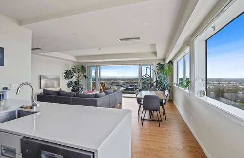 Christchurch City Centre Cabaña | Pacific Panorama - Christchurch Holiday Apartment