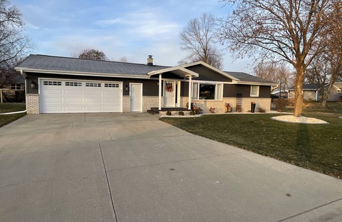 Forest Junction Casa | Packer Games, EAA, 2025 NFL Draft, Performing Arts - Cozy Complete Stay with Us!