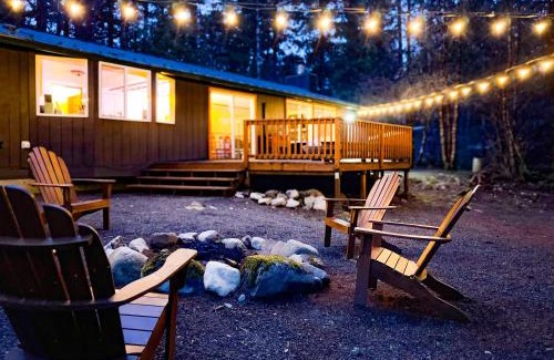 Packwood Casa | PackShack - Cozy Ski Cabin Mins from White Pass home