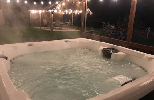 Packwood Casa | Packwood cabin with hottub, close to White Pass, pet friendly