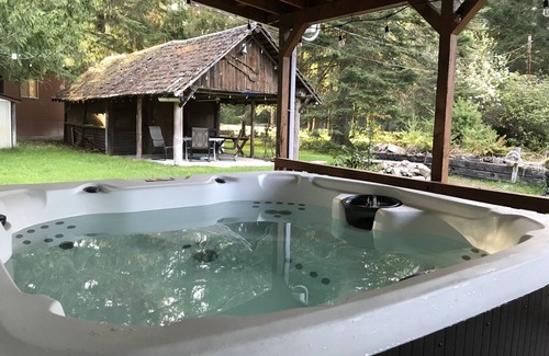 Packwood Casa | Packwood cabin with hottub, close to White Pass, pet friendly