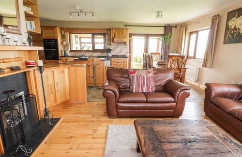 Kilrush Casa | PADDY'S HAVEN, family friendly, with hot tub in Kilrush, County Clare