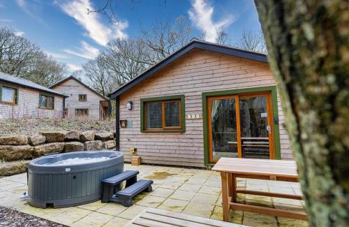 Farley Casa | Padley; woodland lodge with hot tub for 2-4 in the Staffordshire Moorlands