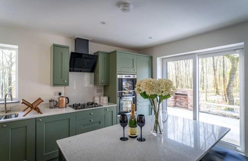 Farley Casa | Padley; woodland lodge with hot tub for 2-4 in the Staffordshire Moorlands