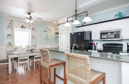 Corpus Christi Casa | Padre Island Retreat – 3 BDR in Resort Oasis! Optional Golf Cart