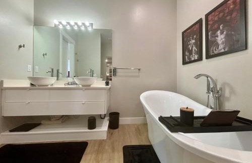Big Water Casa | Page Arizona border town- Crimson Suite, Desert Canyon Getaway with views