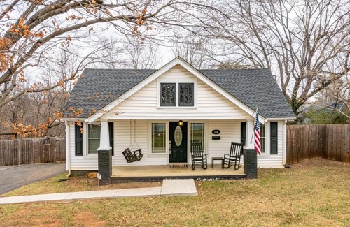 Lynchburg Casa | Page's Farmhouse- Walking distance to Downtown