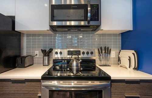 Hilltop Apartamento | Paid Garage Parking- King Bed-Balcony W/D 55" TV