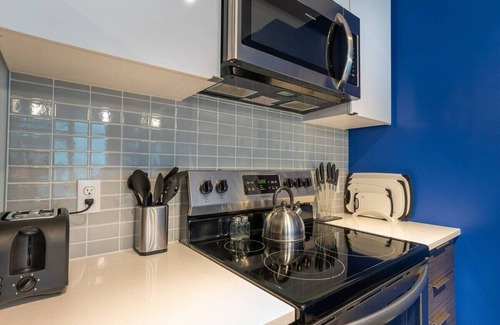 Hilltop Apartamento | Paid Garage Parking- King Bed-Balcony W/D 55" TV