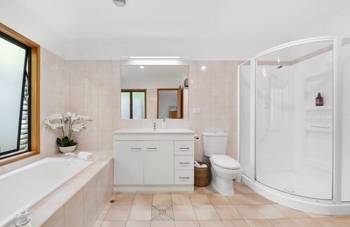 Paihia Casa | Paihia Bay Views, 4 bedroom with Spa Pool