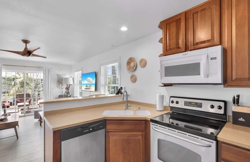 Long Key Hotel | Pair of 3BR Townhouse w/ Full Kitchen, Balconies, Pool & Resort Amenities!