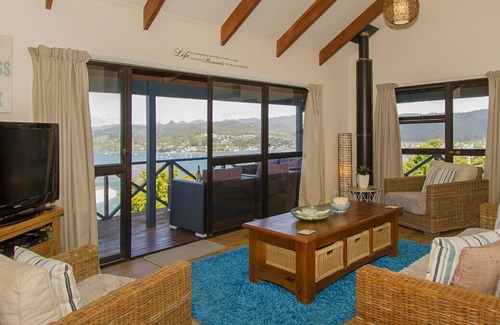 Tairua Cabaña | Paku Paradiso - Puerta de entrada a la playa de agua caliente y la ensenada de la catedral - Tairua Holiday Home