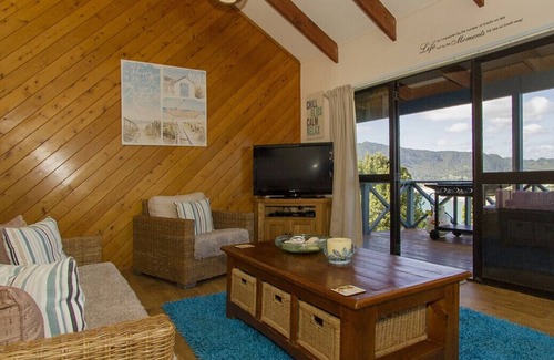 Tairua Cabaña | Paku Paradiso - Puerta de entrada a la playa de agua caliente y la ensenada de la catedral - Tairua Holiday Home