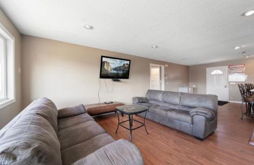 Lake Ozark Casa | Palace Sleep 20- Bachelor/Bachelorette Parties Welcome!