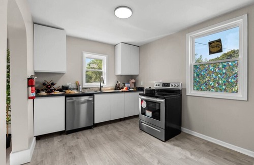 Detroit Casa | Palacio Mexicano. Charming 3bedroom house in beautiful Detroit with WiFi and AC