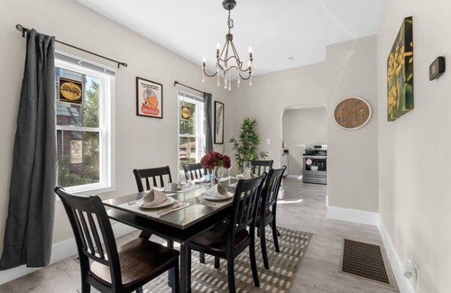Detroit Casa | Palacio Mexicano. Charming 3bedroom house in beautiful Detroit with WiFi and AC