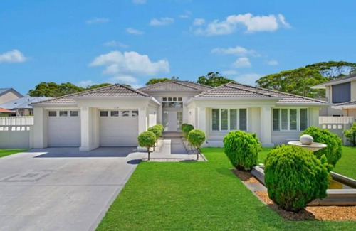 Bonny Hills Casa | Palatial home, pool, minutes to Rainbow Beach