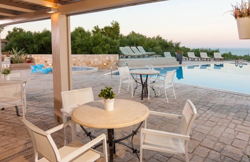 Neromilos Villa | Traditional Villas Paliokaliva, mar cercano, familiar. Elección de auténtica vida!