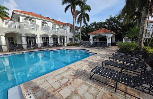 Palm Beach Gardens Condominio | Palm Beach Gardens PENTHOUSE Retreat - 10 minutes to the Beach