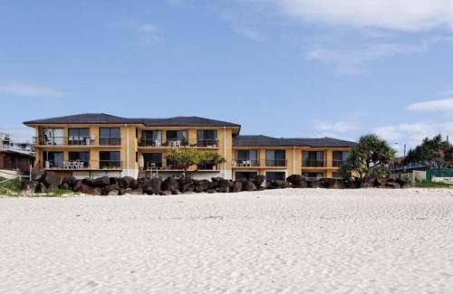 Palm Beach Apartamento | Palm Breeze - Hosted by Burleigh Letting