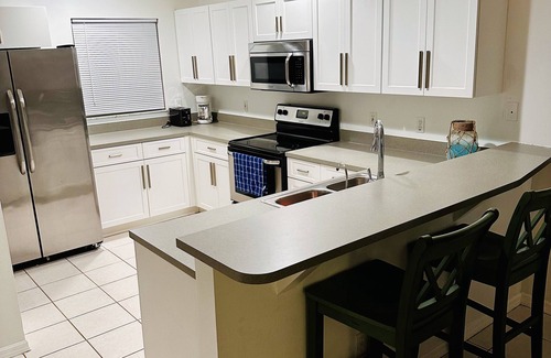 San Carlos Park Casa | 🌴Palm Breezes Vacation- pool, close to beaches, shopping, restaurants dogs ok!