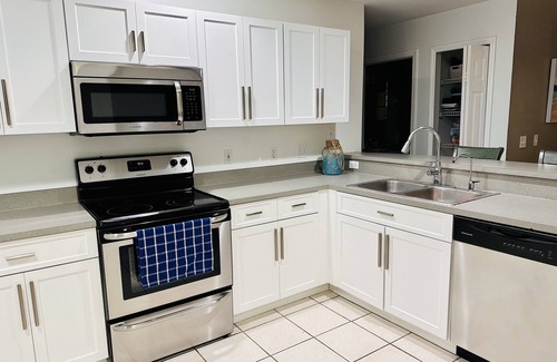 San Carlos Park Casa | 🌴Palm Breezes Vacation- pool, close to beaches, shopping, restaurants dogs ok!