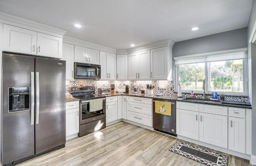Palm Harbor Casa | Palm Coast Home with Screened Patio, 3 Mi to Beach!