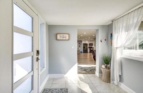 Palm Harbor Casa | Palm Coast Home with Screened Patio, 3 Mi to Beach!