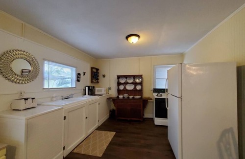 Tarpon Springs Casa | Palm Cottage * King Bed * Tropical Yard
