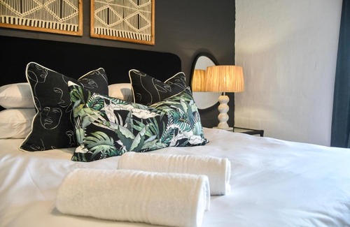 Shaka's Rock Apartamento | Palm Cove - 10 Thira, Santorini, best view over Thompsons Beach