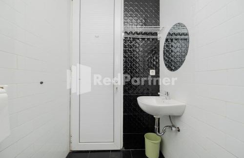 Jakarta Hotel | Palm Eight Mitra RedDoorz