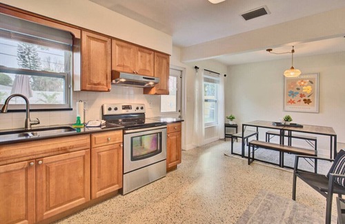 South Pinellas Community Council Apartamento | Palm Oasis 2/2 Serene Backyard Private Poolside