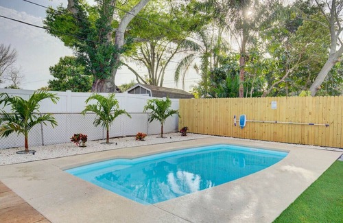 South Pinellas Community Council Apartamento | Palm Oasis 2/2 Serene Backyard Private Poolside