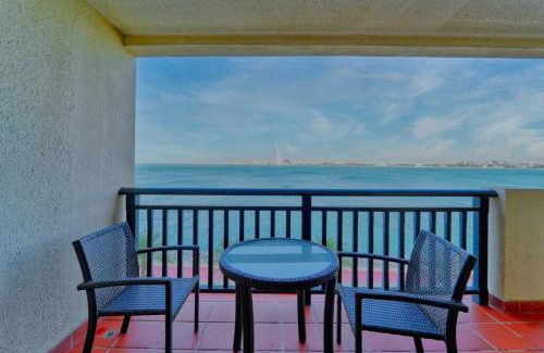 Palm Jumeirah Apartamento | Palm Paradise 1BR - Beachfront Escape with Pool, Gym, Parking & Balcony