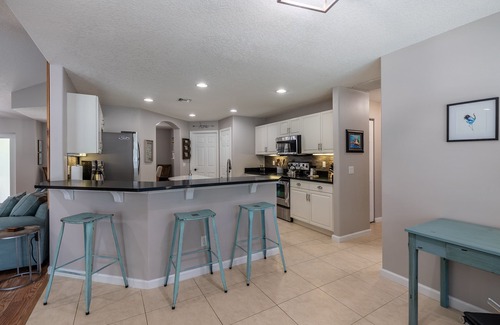 Vero Lake Estates Casa | 🍹🌞 Palm Paradise! Heated Pool, Lanai with TV, Grill, & Fenced Yard!