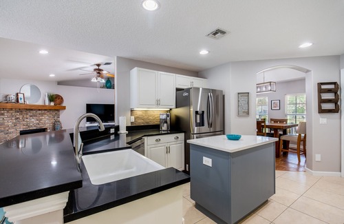 Vero Lake Estates Casa | 🍹🌞 Palm Paradise! Heated Pool, Lanai with TV, Grill, & Fenced Yard!