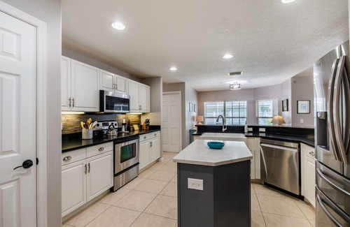 Vero Lake Estates Casa | 🍹🌞 Palm Paradise! Heated Pool, Lanai with TV, Grill, & Fenced Yard!