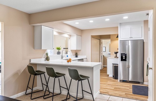 Interchange Square Casa | Palm Paradise ~ Hot Tub + Private Yard + Games - 17 mins to the beach!