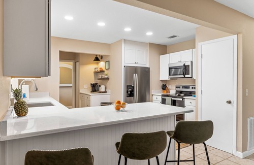 Interchange Square Casa | Palm Paradise ~ Hot Tub + Private Yard + Games - 17 mins to the beach!